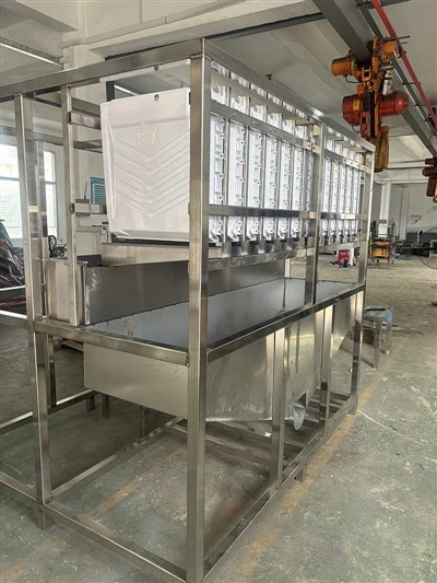 Bisakah saya menggunakan air suling di mesin pembuat es batu besar yang bening?